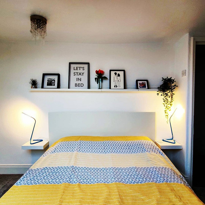 Wąska półka IKEA w łazience do przechowywania kosmetyków i ręczników.