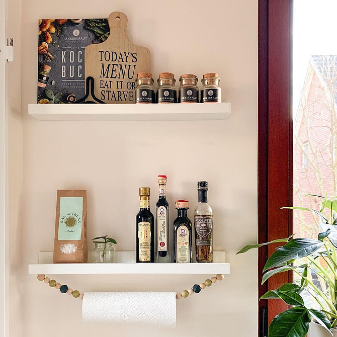 Inspiracje: wąska półka IKEA w pokoju dziecka do przechowywania książek i zabawek.