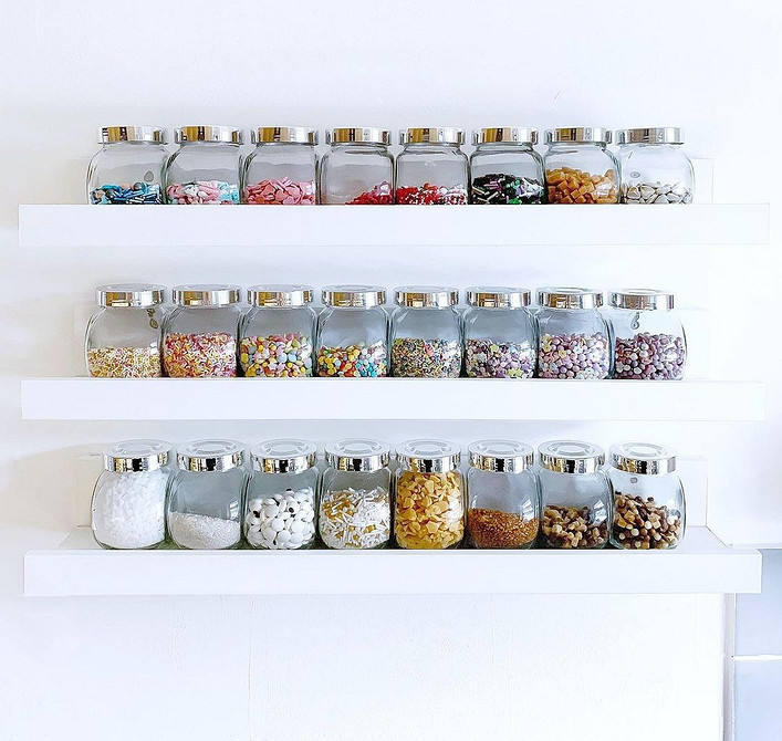 Wąskie półki IKEA jako dekoracja ściany: zdjęcia, rośliny i pamiątki.