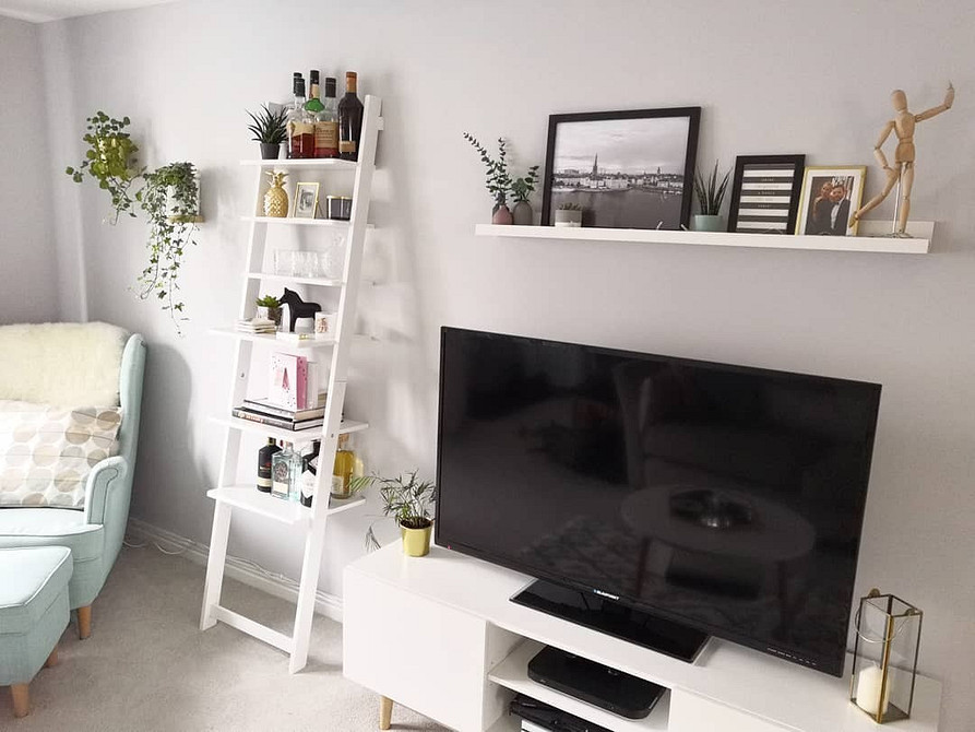 Wąskie półki IKEA do organizacji pokoju dziecka: zabawki i książki zawsze pod ręką.