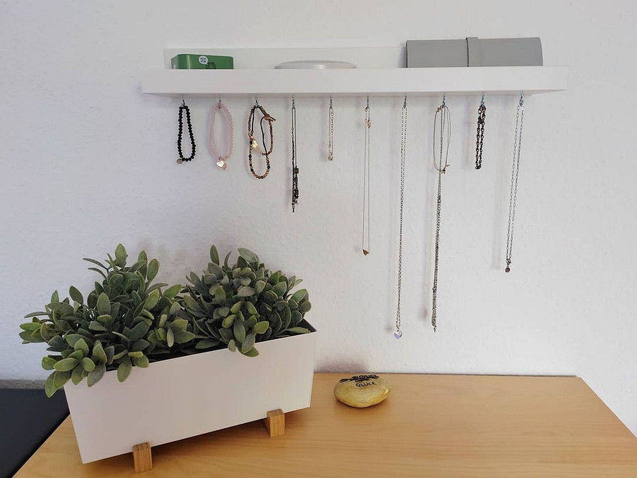 Wąska półka IKEA w kuchni na przyprawy i akcesoria kuchenne – organizacja przestrzeni.