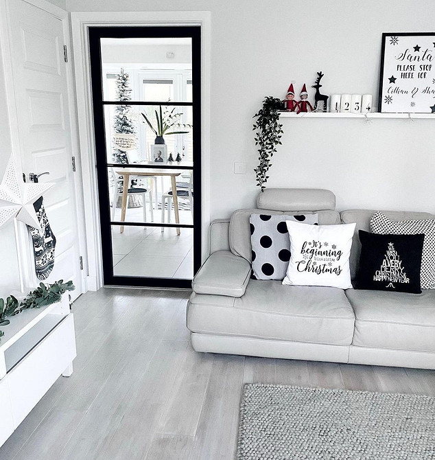 Wąskie półki IKEA jako element domowej biblioteczki, pomysły na organizację przestrzeni.