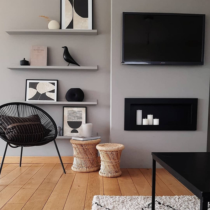 Wąskie półki IKEA w łazience: stylowe rozwiązanie do przechowywania kosmetyków i ręczników.