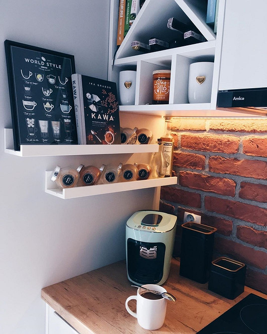 Organizacja łazienki: wąska półka IKEA do przechowywania kosmetyków i akcesoriów.