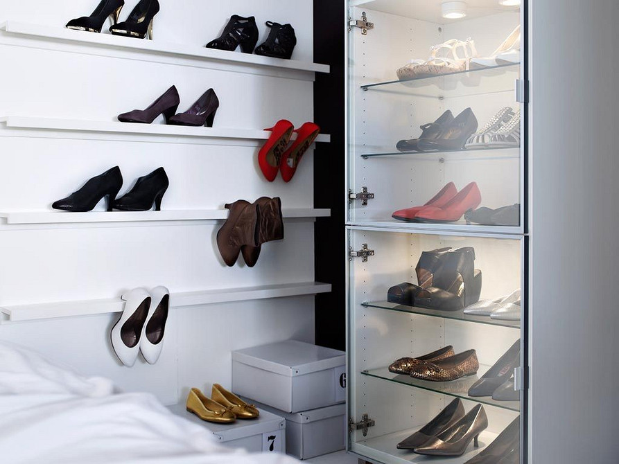 Organizacja przestrzeni z wąskimi półkami IKEA: połączenie dekoracji i funkcjonalności.