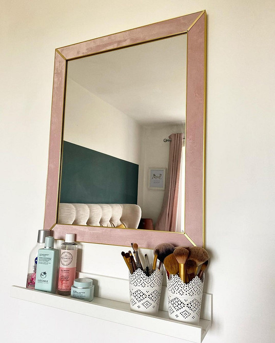 Organizacja biurka: wąska półka IKEA na artykuły biurowe i inne drobiazgi.