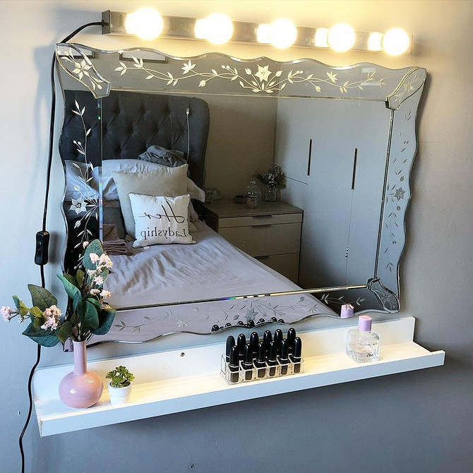 Wąska półka IKEA w garderobie na akcesoria: paski, szaliki i biżuteria.