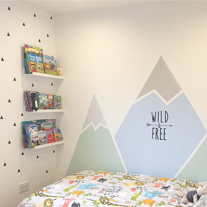 Wąskie białe półki IKEA w łazience na kosmetyki i lustro. Mała przestrzeń 2026.