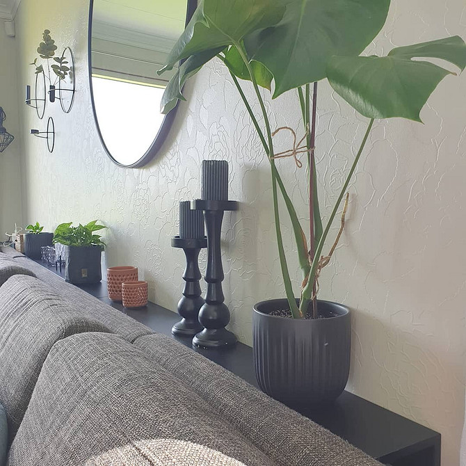 Wąska półka IKEA w przedpokoju na klucze, portfele i drobiazgi, dekoracja ściany.