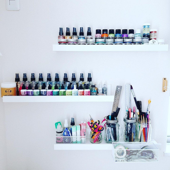 Wąskie półki IKEA w sypialni do przechowywania książek i akcesoriów nocnych, organizacja przestrzeni.