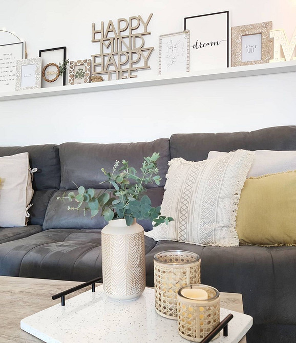 Wąska półka IKEA na doniczki z roślinami, inspiracje do dekoracji ścian.