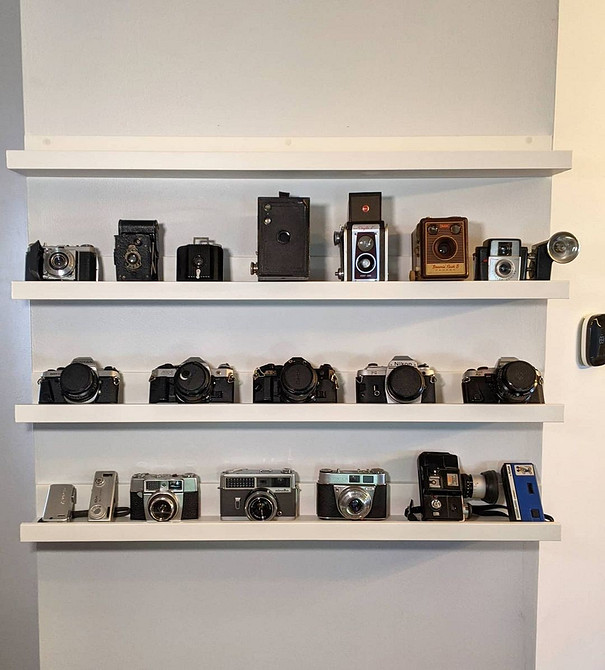 Wąska metalowa półka IKEA w garażu na narzędzia i farby. Organizacja przestrzeni.