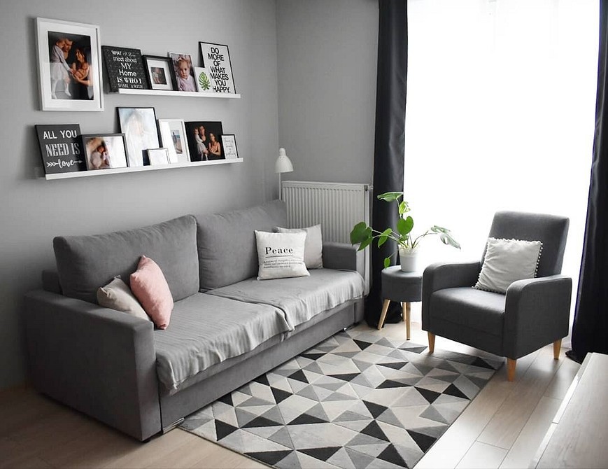 Biała, wąska półka IKEA w pokoju dziecięcym na zabawki i dekoracje ścienne.