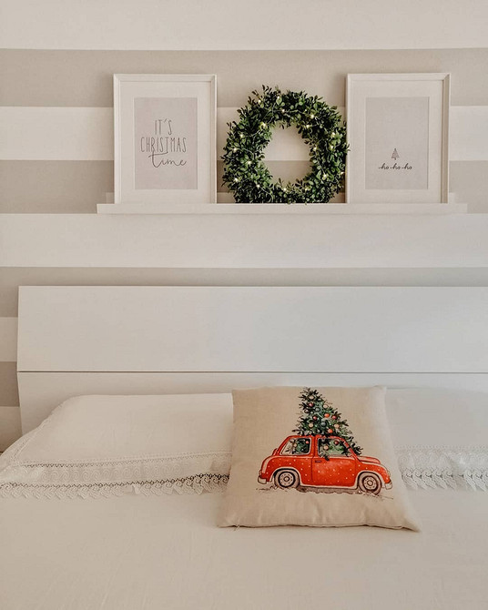 Wąska półka IKEA w kuchni na przyprawy i akcesoria kuchenne: oszczędność miejsca.