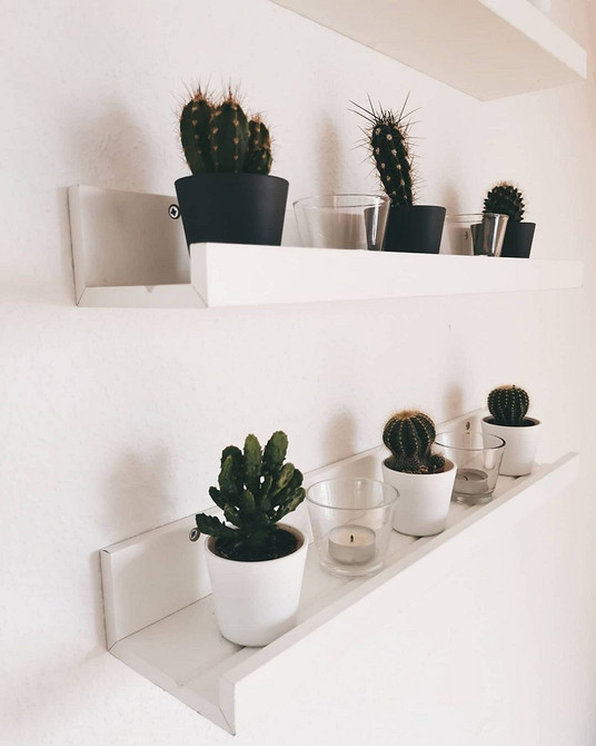 Wąska półka IKEA nad biurkiem na książki i artykuły piśmiennicze.