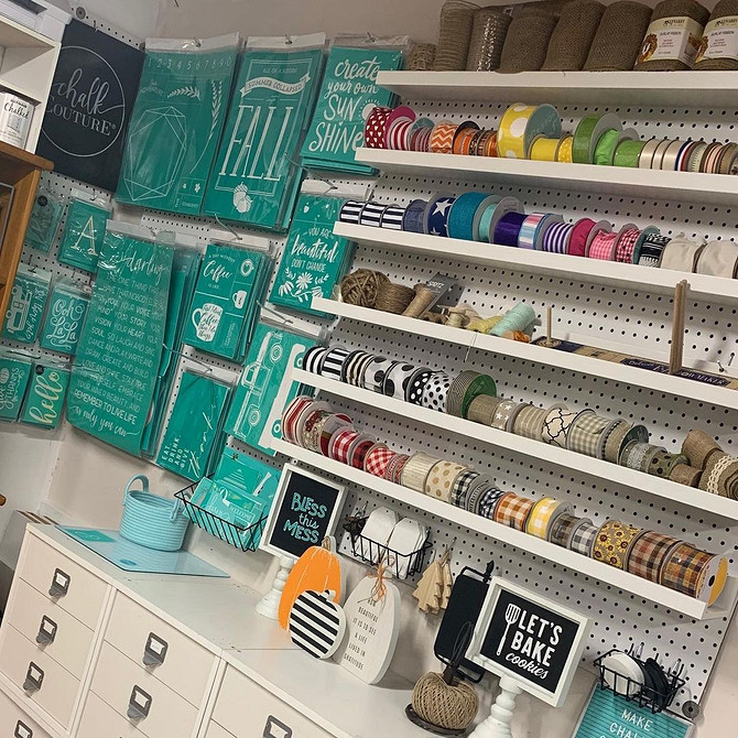 Kilka wąskich półek IKEA tworzących stylową ścianę z dekoracjami, inspiracje dla domu.