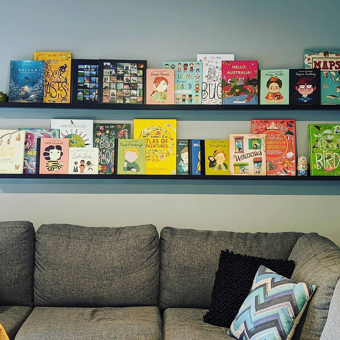 Wąska półka IKEA jako przyprawnik w kuchni przy płycie. Organizacja kuchni.