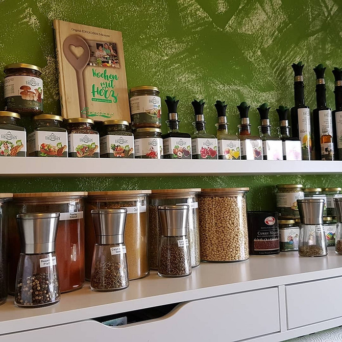 Wąskie półki IKEA jako biblioteczka w salonie: pomysły na aranżację wnętrz.