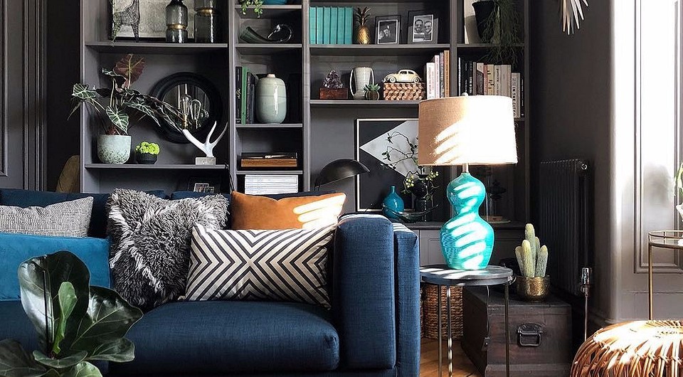 Billy IKEA hack: nowoczesna aranżacja salonu z regałem Billy w 2026.