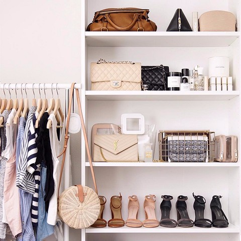 Billy IKEA hack 2026: regał z podświetleniem tworzący nastrojową atmosferę.