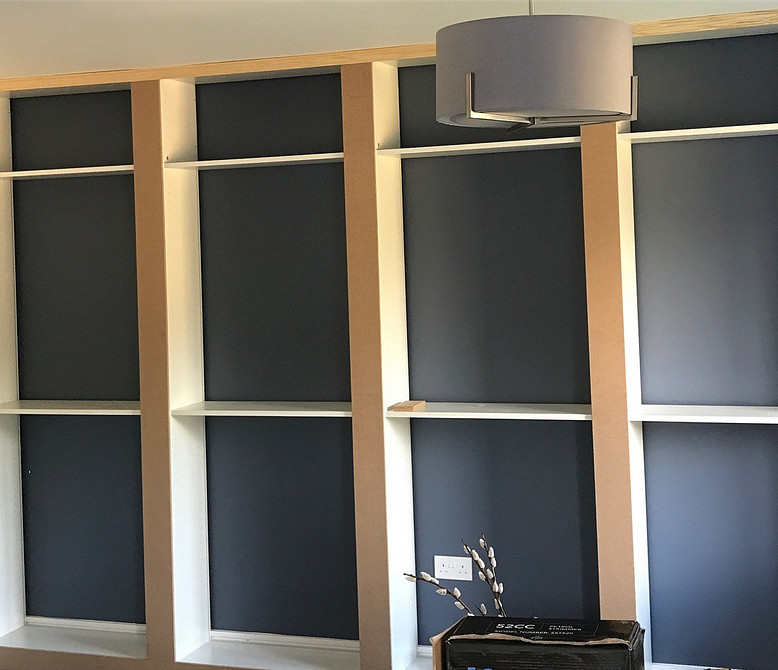 DIY 2026: pomalowany regał Billy IKEA w pokoju dziecięcym, kreatywne rozwiązanie.