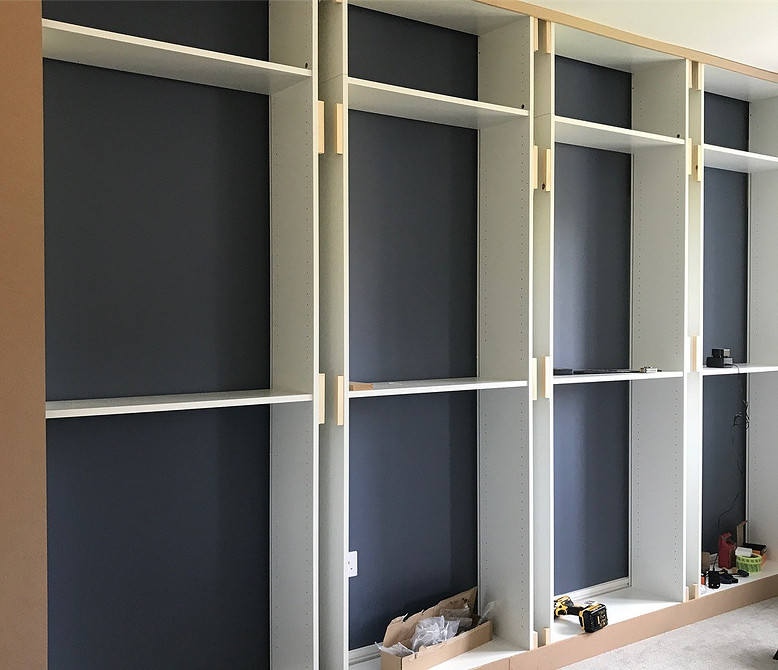 Metamorfoza wnętrza: regał Billy IKEA przerobiony na kredens w 2026.