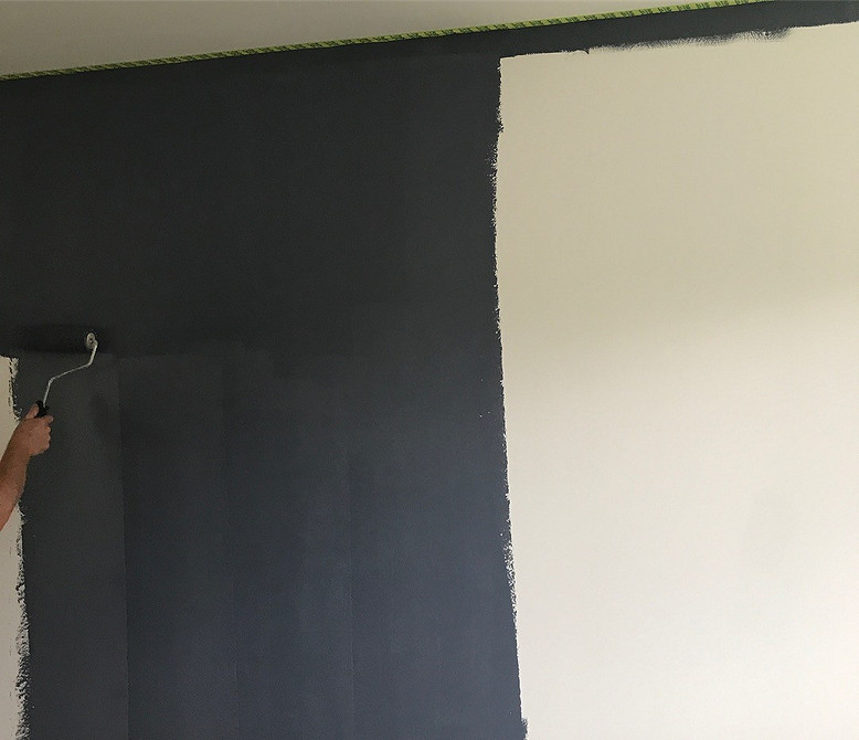 Inspiracje DIY: regał Billy IKEA jako biblioteczka w małym mieszkaniu w 2026.