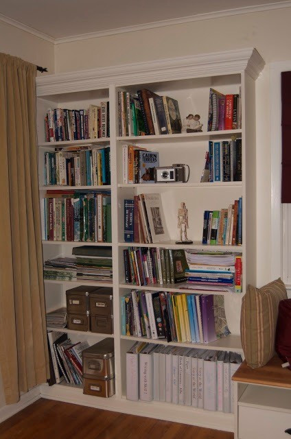 Sprytny Billy IKEA hack: organizacja przestrzeni z półkami na książki i drobiazgi.