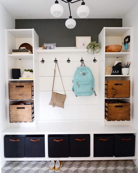 Billy IKEA hack na biurko: regał Billy jako element biurka w 2026. 