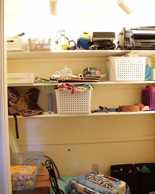 Billy IKEA hack 2026: regał ze wzorzystą tapetą na tylnej ściance.