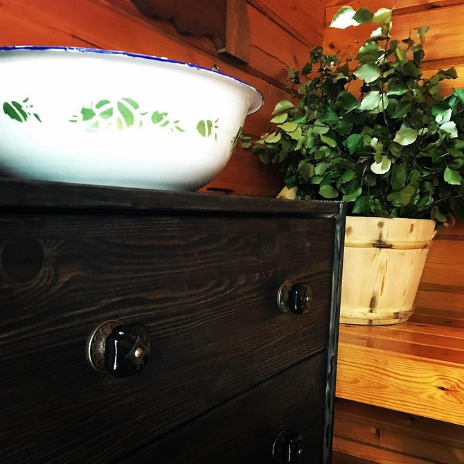 Komoda w stylowym wnętrzu: idealna do przechowywania w nowoczesnym przedpokoju.