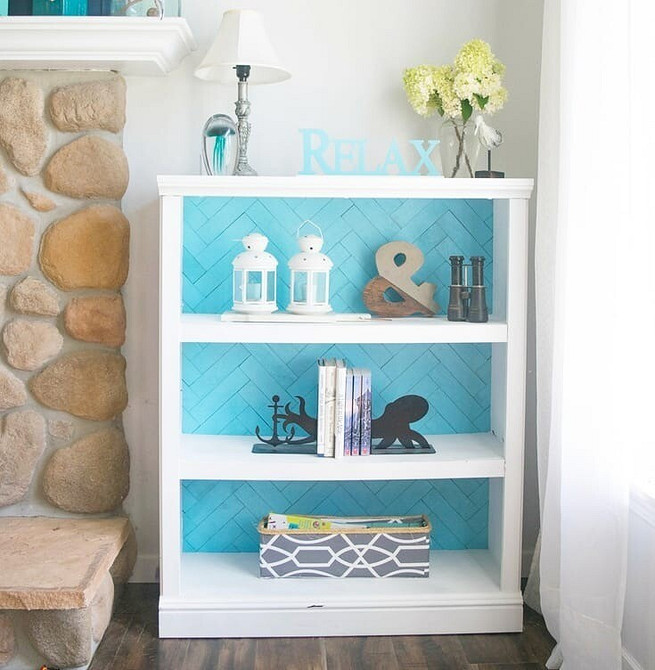 Komoda z charakterem Odnowiona komoda w mieszkaniu: akcent kolorystyczny i miejsce do przechowywania.