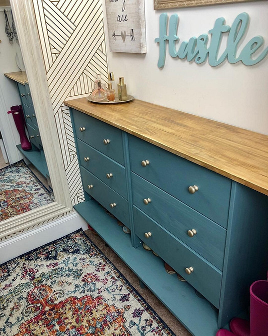 Komoda w przedpokoju z elementami organizacji dla dzieci i zwierząt.