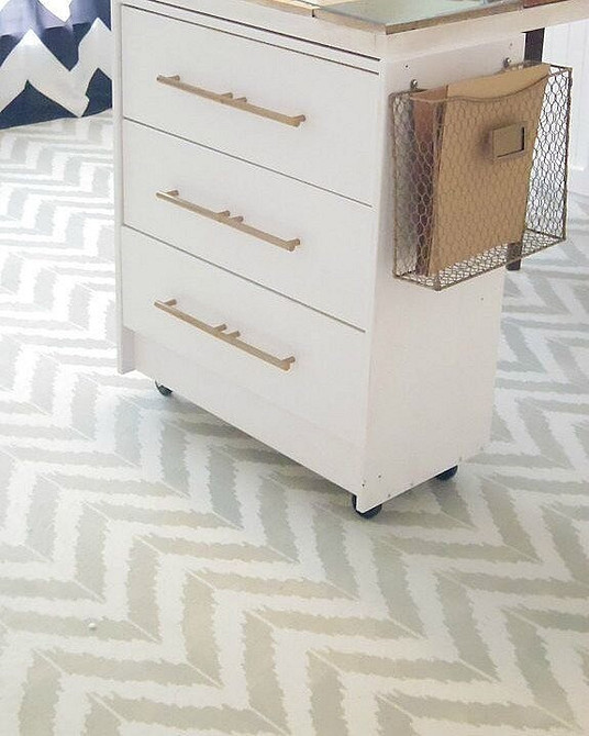 Przerobiona komoda w stylu loft w małym przedpokoju: inspiracje i optymalizacja przestrzeni.