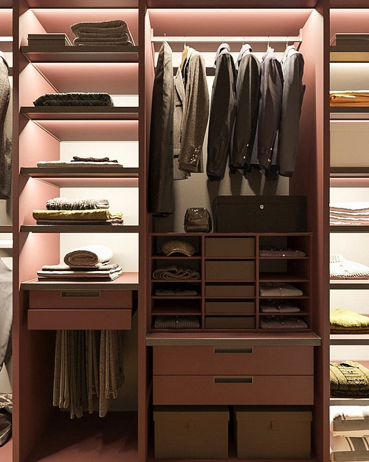 Wewnętrzne oświetlenie garderoby: organizacja przestrzeni z LED i czujnikiem ruchu 2026