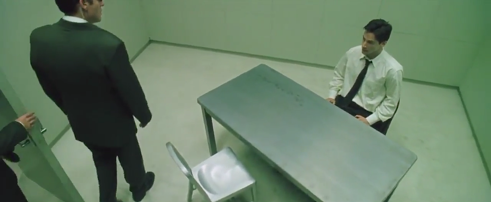 Kolaż kultowych mebli z filmów: krzesło Navy, lampa Arco, fotel Barcelona.