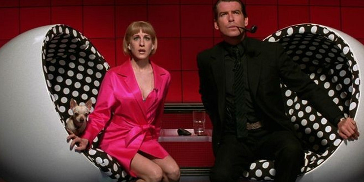 Wnętrze z fotelem Barcelona i lampą Arco inspirowane meblami z filmów.