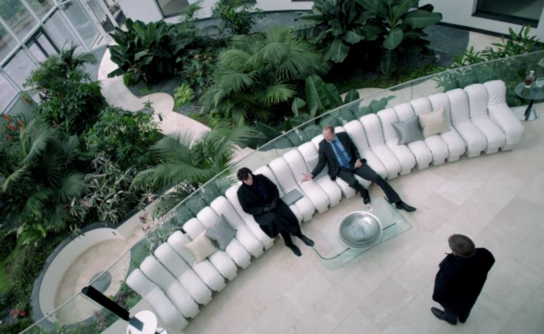 Kolaż mebli z filmów: krzesło Navy, fotel Barcelona i lampa Arco.