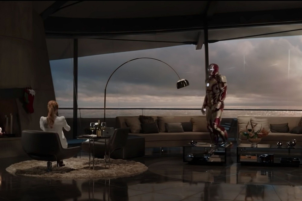 Lampa Arco we wnętrzu: oświetlenie inspirowane popularnymi scenami filmowymi.