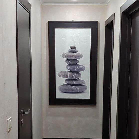 Stół pod podestem Stół ukryty pod podestem – kreatywne rozwiązanie do małego salonu w 2026.