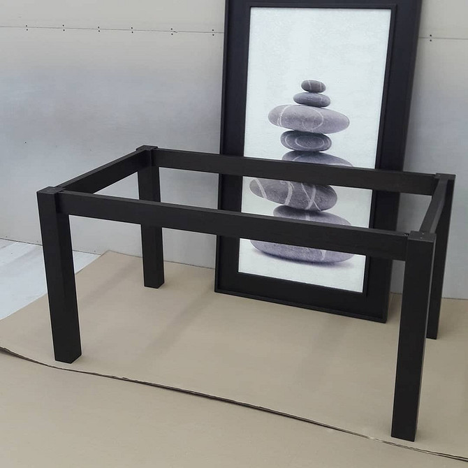 Stół w wyspie kuchennej Rozkładany stół wbudowany w wyspę kuchenną – wygoda w małym mieszkaniu.