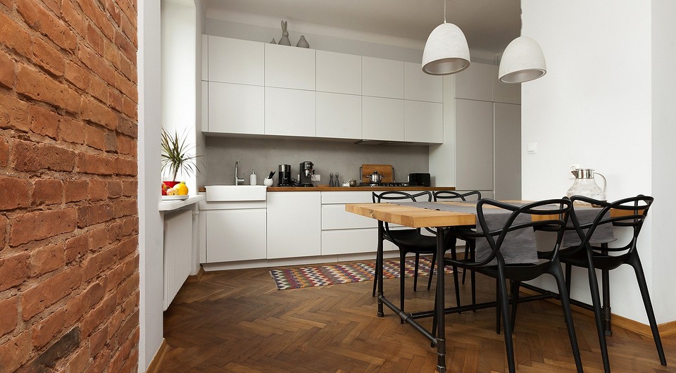 Elegancki stół w ukryciu Stół rozkładany do małego mieszkania elegancko ukryty w aranżacji wnętrza.