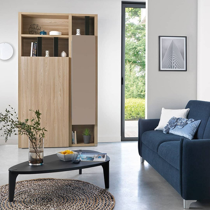 Stół wtopiony w kuchnię Elegancki stół wtopiony w projekt kuchni w małym mieszkaniu.