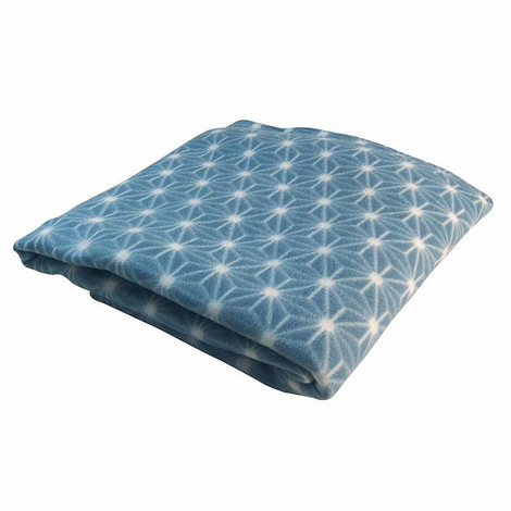 Przytulny przedpokój w domu z bali: pomysły na wnętrze z meblami IKEA, styl skandynawski.