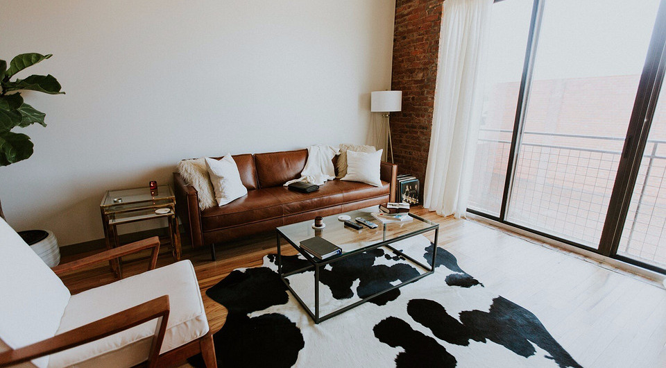 Stylowy przedpokój w domu z bali z meblami IKEA w stylu skandynawskim.