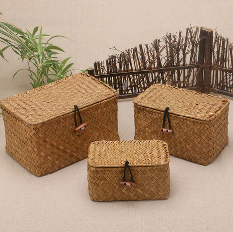 Aranżacja przedpokoju w domu z bali z wykorzystaniem mebli IKEA i stylu skandynawskiego.