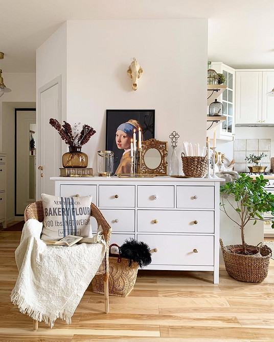 Skandynawski przedpokój w domu z bali, meble IKEA: pomysły na wystrój wnętrza.