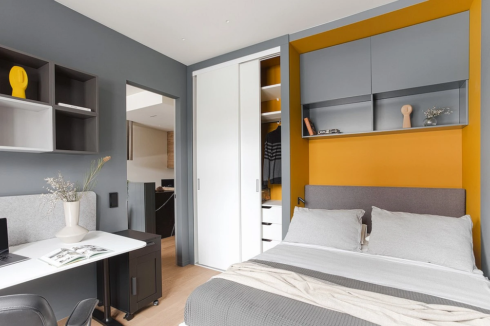 Ergonomiczne meble optymalizujące przestrzeń w małym mieszkaniu, zapewniające komfort w 2026 roku.