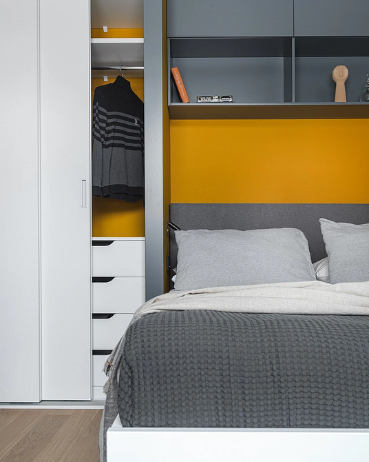 Małe mieszkanie urządzone w jasnych kolorach z minimalistycznymi meblami – trendy 2026.