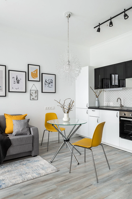 Wnętrze małego mieszkania z naciskiem na minimalizm i funkcjonalność mebli 2026.